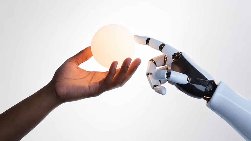 Menschliche Hand und Roboterhand treffen sich an einem leuchtenden Punkt — Symbol für KI-Produkte im Arbeitsalltag